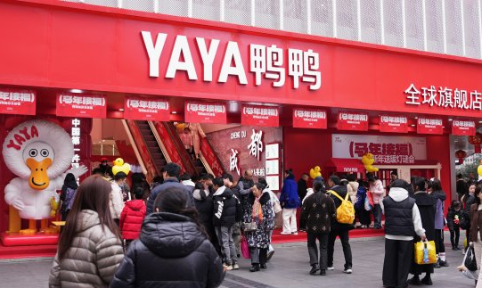 一杯星巴克VS一件鸭鸭羽绒服：两种模式下，消费者用脚投票